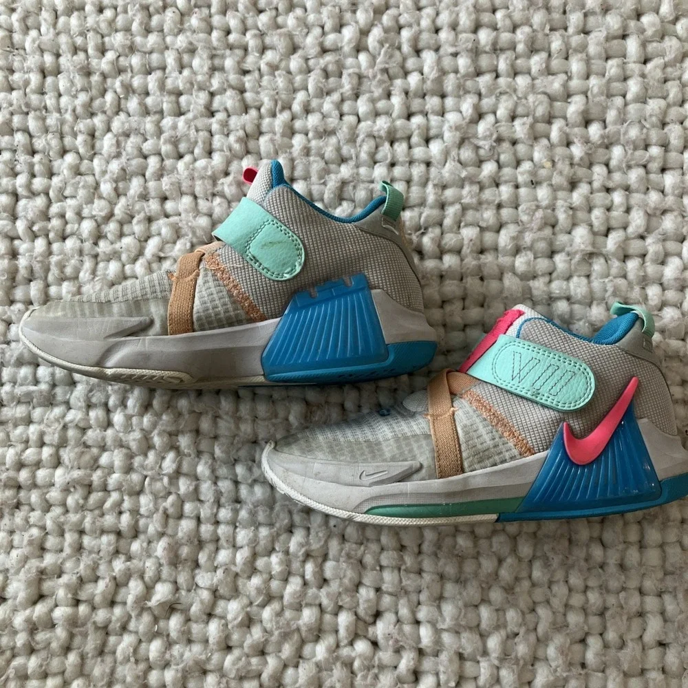 Nike Lebron Witness 7‎ Size 1Y US KIDS